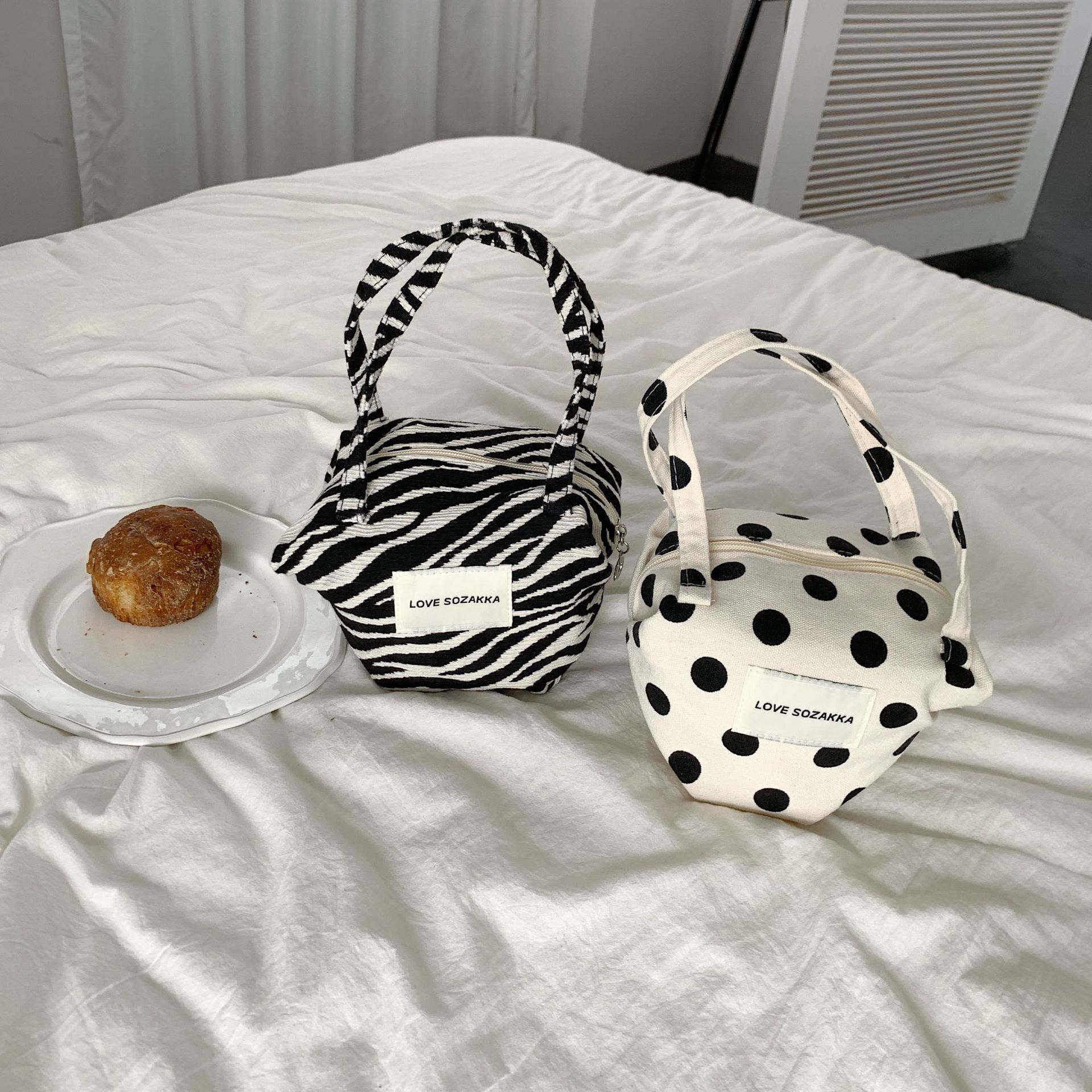 2824 New InS-style fashionable polka dot contrasting color handbag, retro fairy stroll bag, hand-held mommy bag full figure