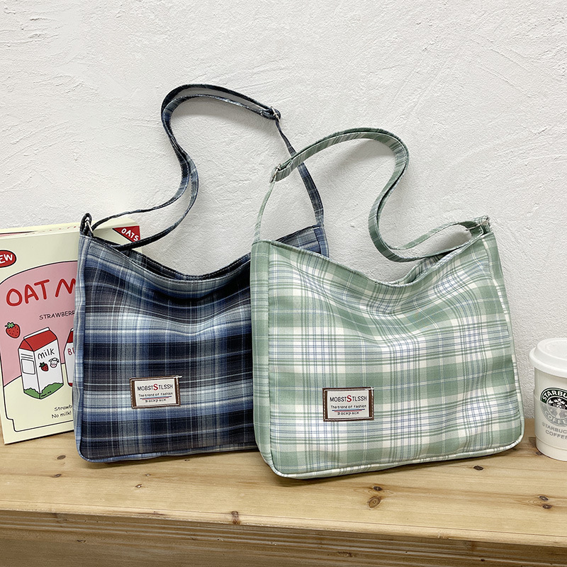 2022 New single-shoulder women's trendy checkered Korean style versatile crossbody bag for boys and girls, textbook bag details Picture