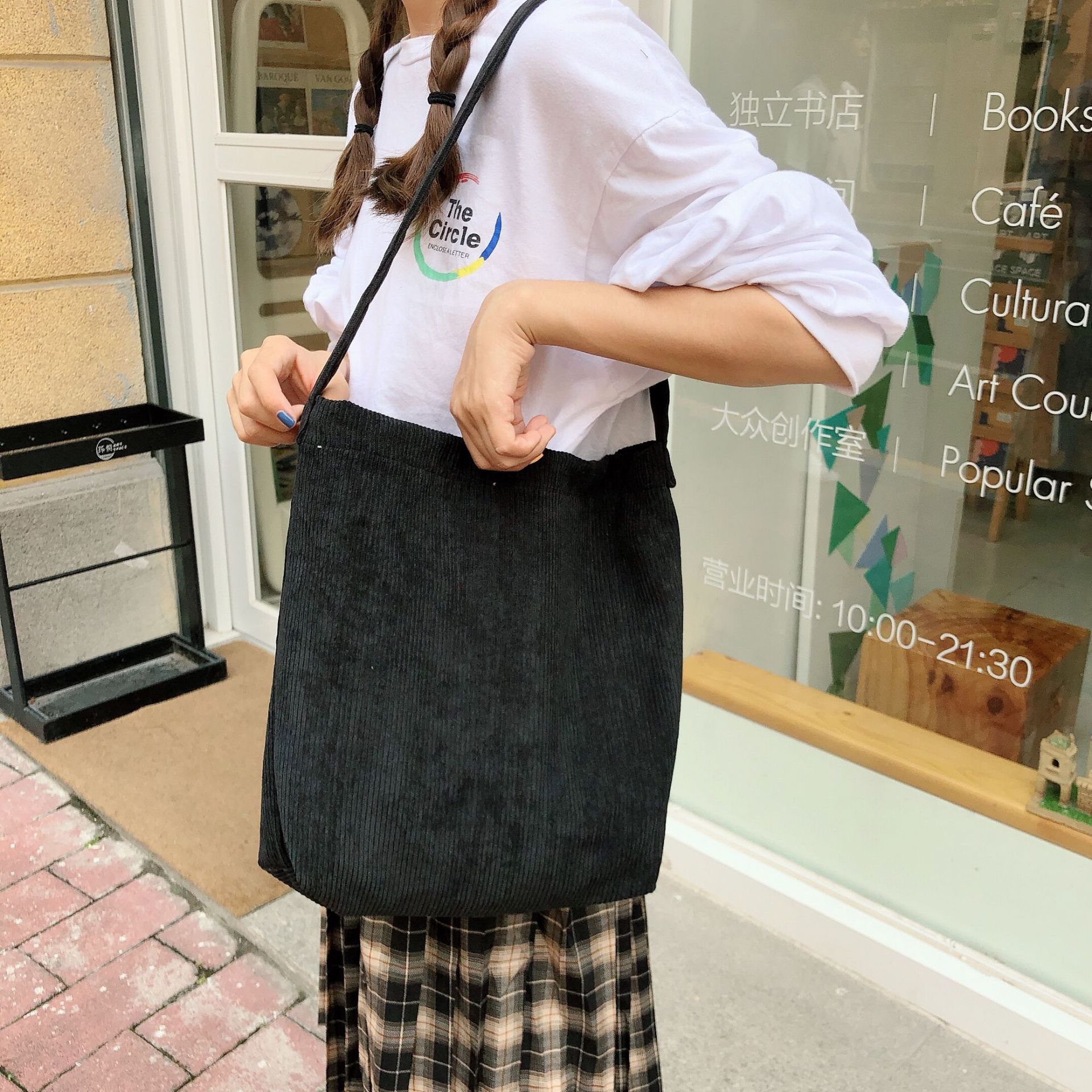 26151 Retro corduroy pure black single-shoulder crossbody bag, Korean-style student art cloth bag, large capacity tote bag Item Picture