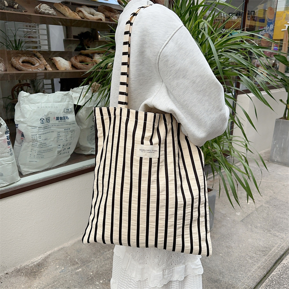 31074 New 2023 patchwork striped canvas tote bag, large-capacity school handbag, office worker single-shoulder bag Application Scenario