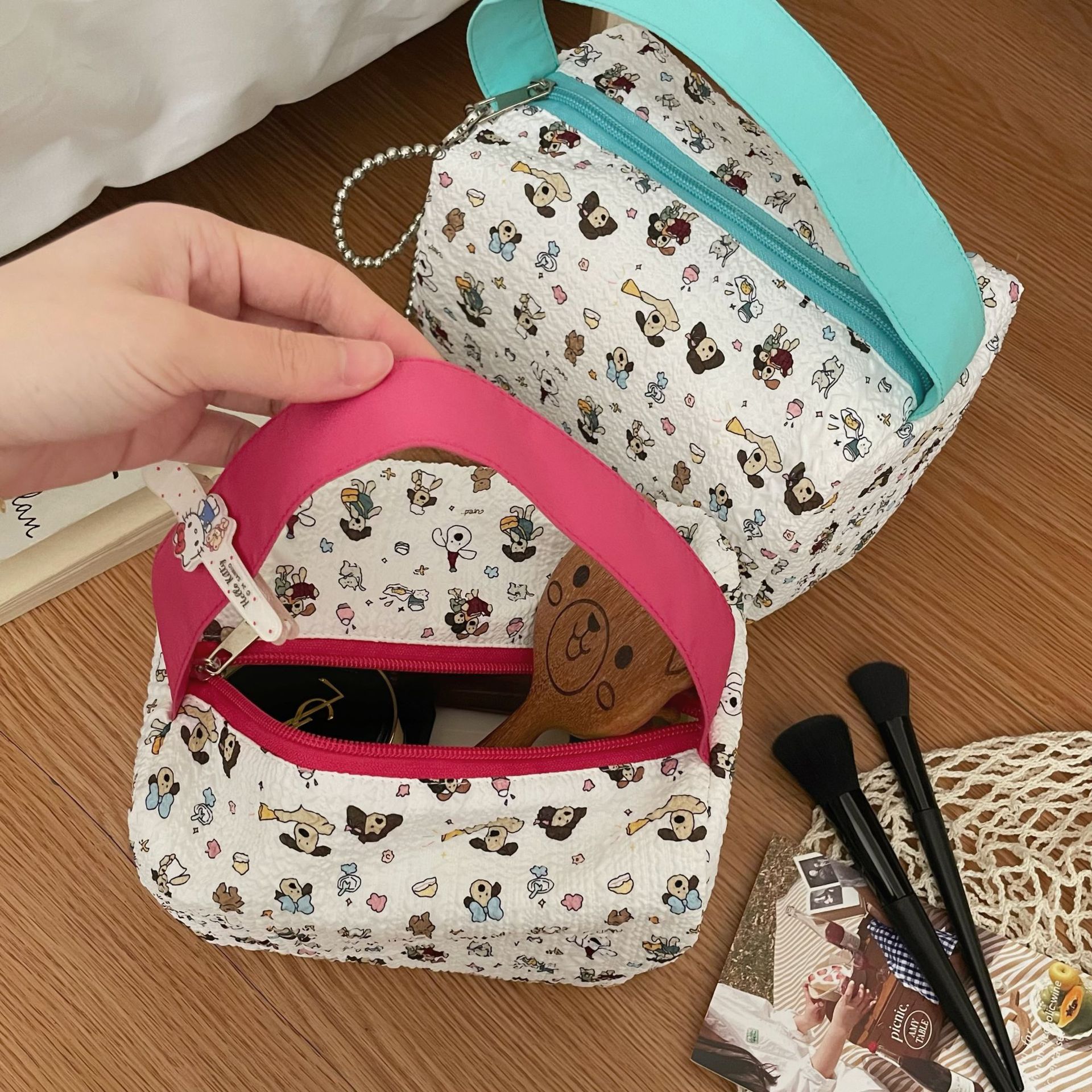 Super cute three-dimensional handbag ~ Cartoon dog hand-held makeup bag 2025 new style portable cosmetics storage bag details Picture
