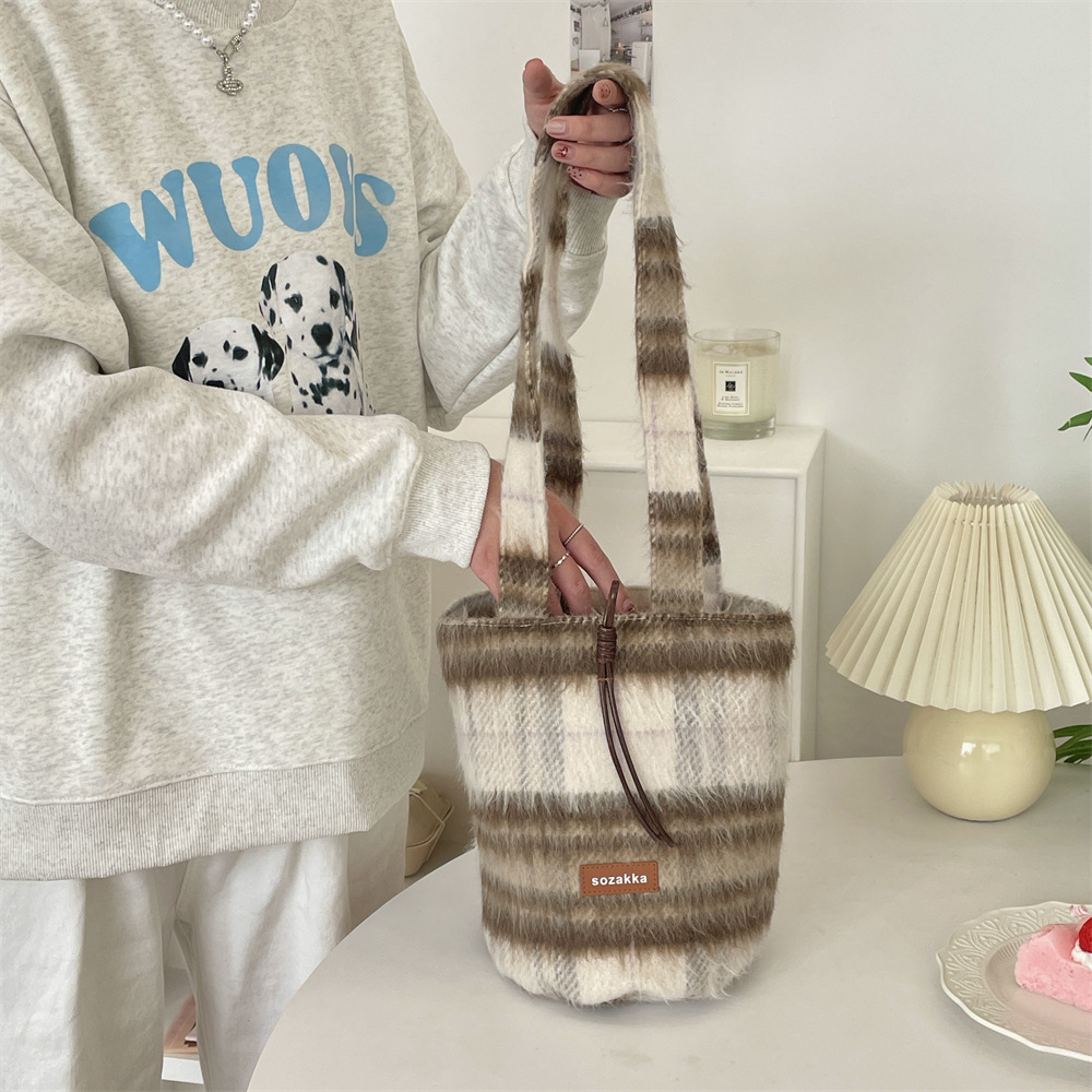 312182 Tweed checkered bag for women, versatile for autumn and winter, college style bucket bag, casual large-capacity crossbody bag details Picture