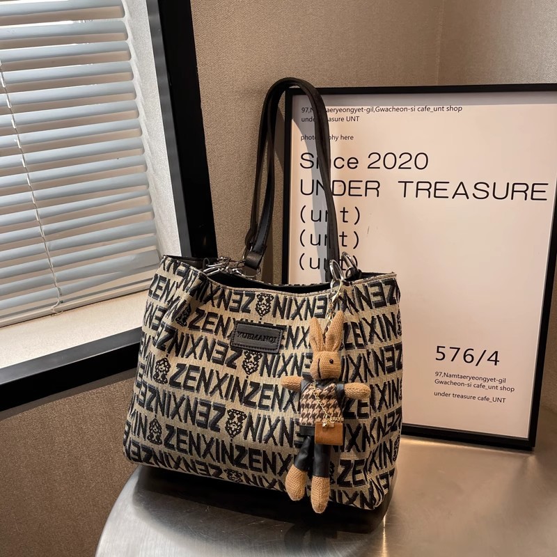 High-end quality niche bag for women 2023 new versatile single-shoulder underarm tote bag, niche hand-carry commuting fabric bag full figure