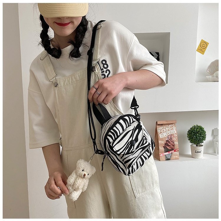 Cute cow pattern small bag for girls, 2024 new style student phone bag, Japanese-style fresh and clean crossbody canvas bag Application Scenario