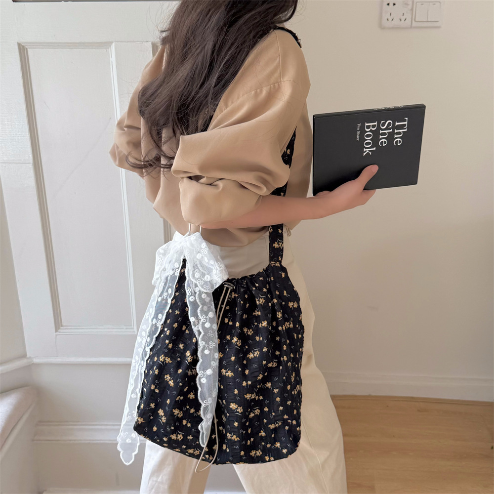 53123 Korean niche floral canvas bag for Women 2025 New large-capacity casual commuting single-shoulder crossbody bag Application Scenario