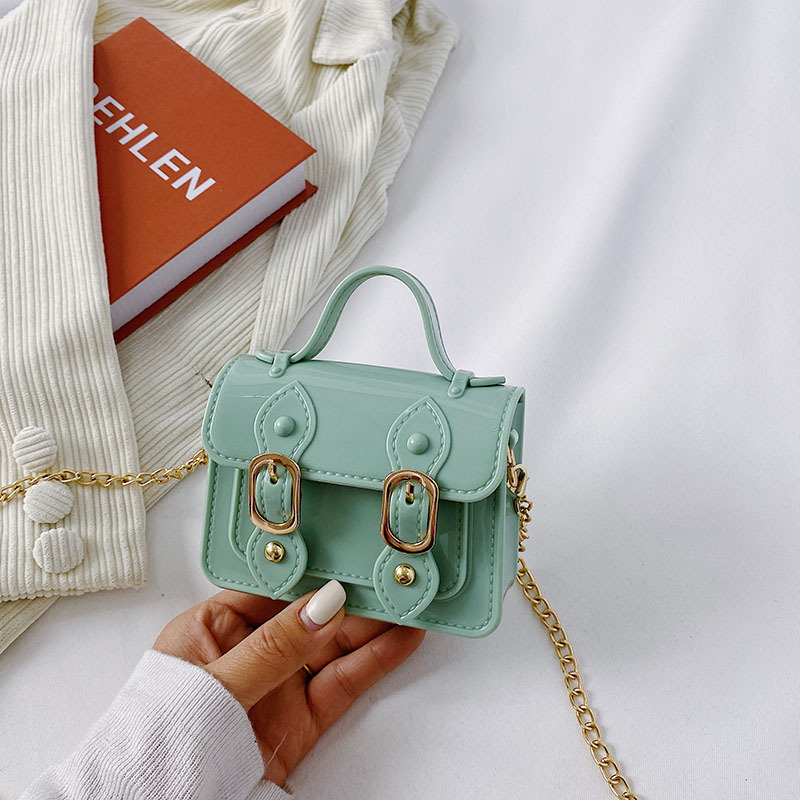 This is a new Spring/Summer 2025 spring/summer style of a casual and stylish Cambridge bag with a magnetic buckle for women's casual and stylish crossbody Application Scenario