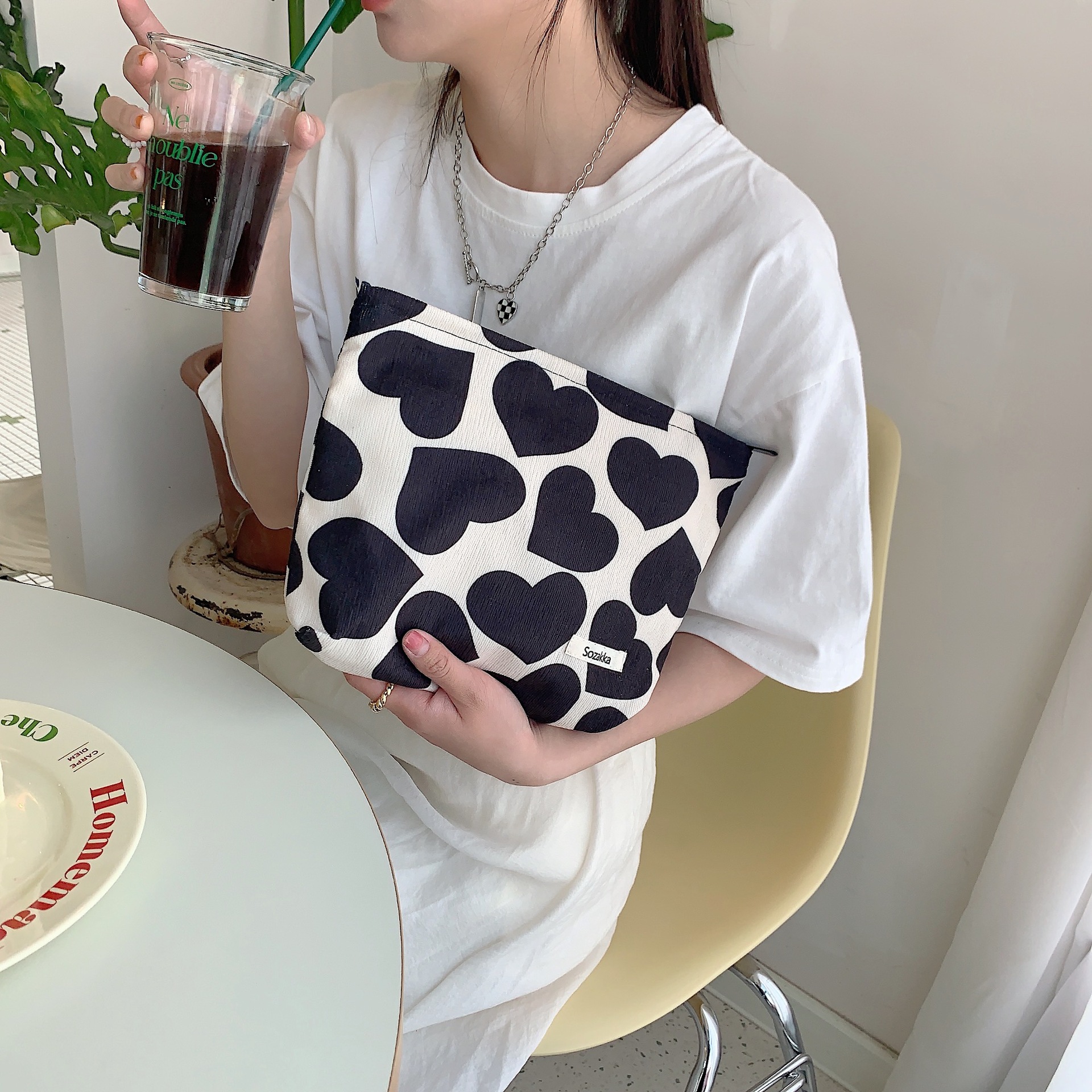 3395 corduroy retro heart-shaped makeup bag, Japanese-style storage and casual organizing bag, portable toiletry bag details Picture