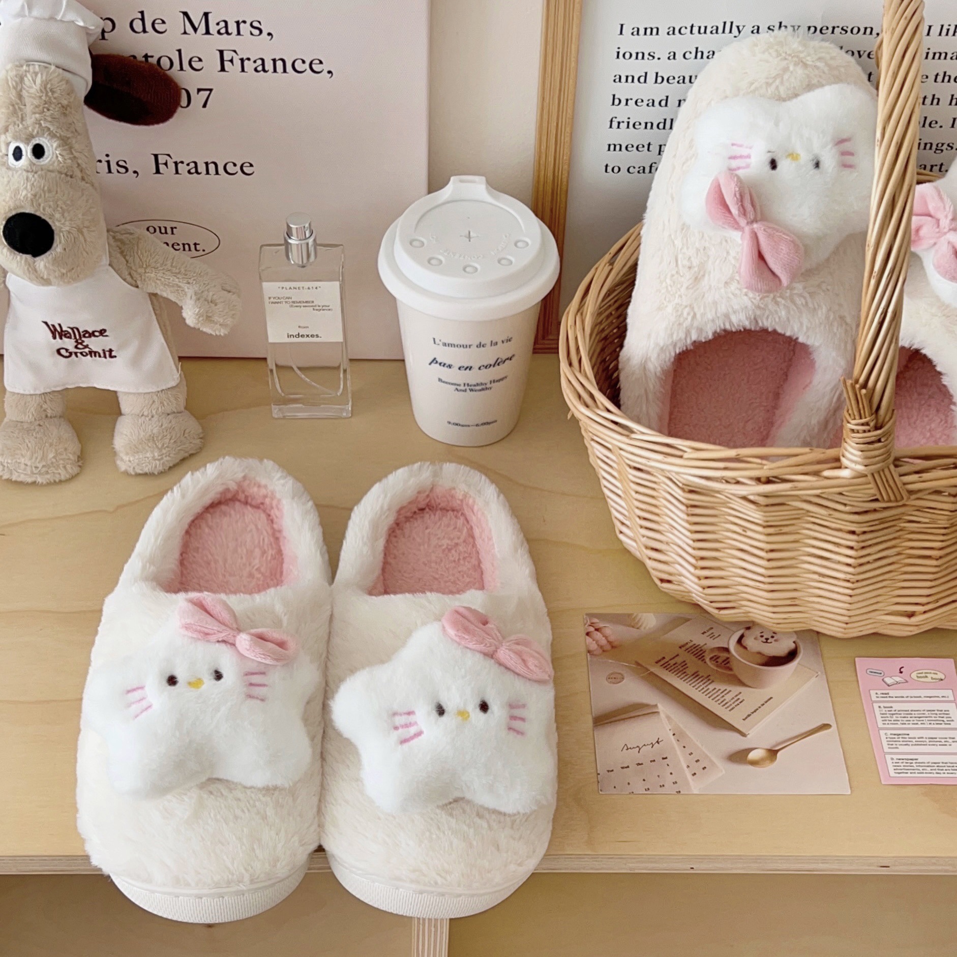 Cartoon five-pointed star cat slippers for warmth and comfort in autumn and winter. Home flat-bottomed furry slippers for anti-slip in the bathroom Application Scenario