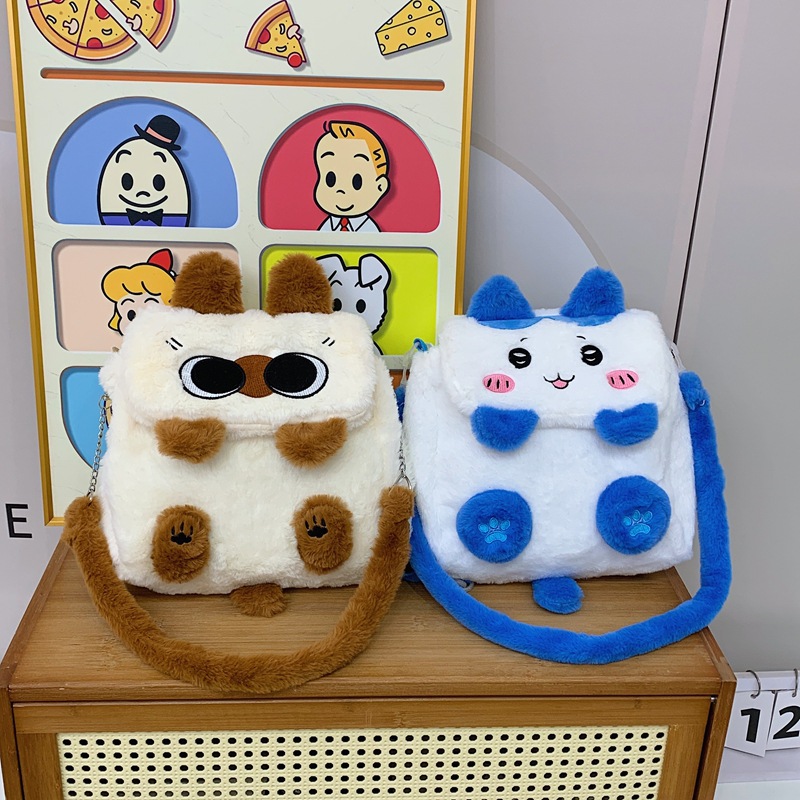 The 2024 new Capybara Capybara multi-purpose cartoon bag and plush bag with a cute little cat slung across it full figure