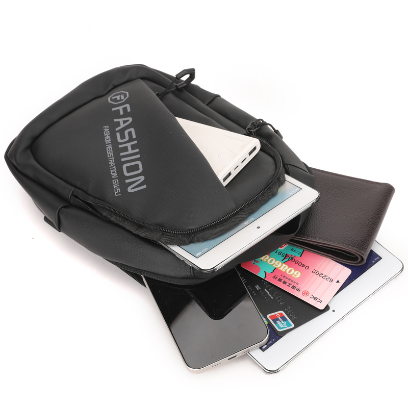 New men's trendy handbag with large capacity, lightweight and versatile shoulder bag, outdoor sporty and fashionable crossbody bag details Picture