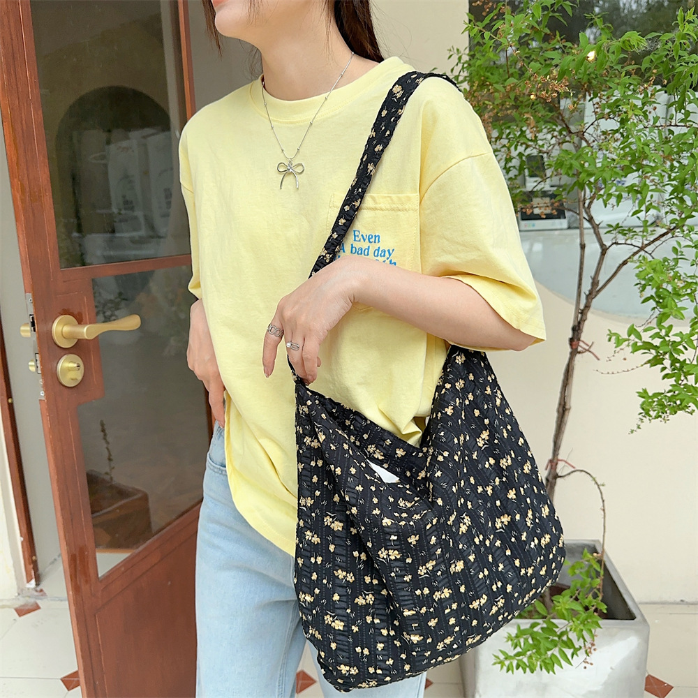 45132 Summer Floral print bag, women's fashion canvas bag, large capacity crossbody bag, work commute, armpit single-shoulder Application Scenario