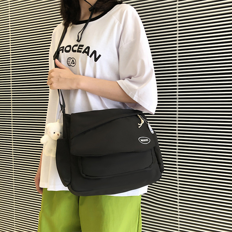 Ins-style Korean style versatile large-capacity crossbody bag, Japanese female college student class bag that can carry schoolbag, postman single-shoulder details Picture