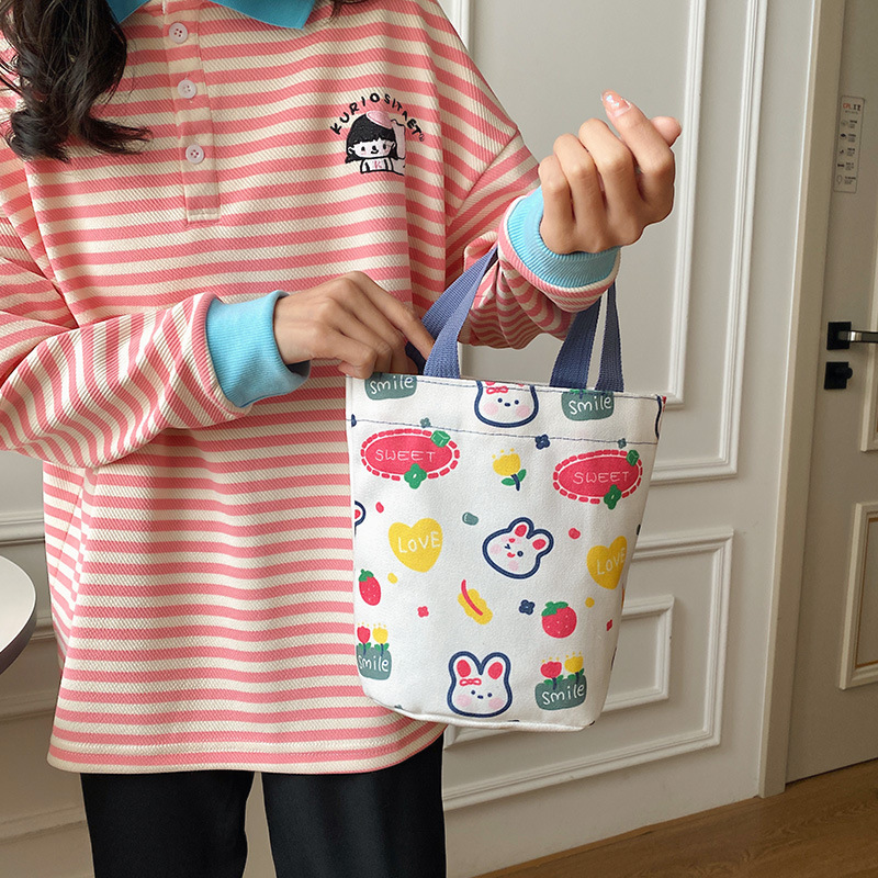 The 2023 new Japanese-style bucket-shaped hand-held canvas bag is simple, versatile and artistic. It features a small capacity bento box for both men and women Specification drawing