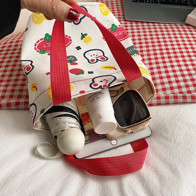 The 2023 new Japanese-style bucket-shaped hand-held canvas bag is simple, versatile and artistic. It features a small capacity bento box for both men and women Application Scenario