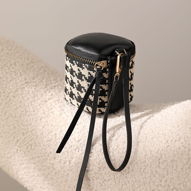 New retro loose change handbag, wrist bag, women's multi-functional large-capacity lipstick card case, exquisite zipper card case Application Scenario