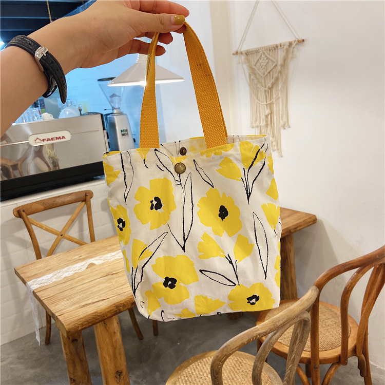 0692 Artistic New Floral Print Handbag Mini Canvas Bag Casual Ladies' hand-held Bag Manufacturer wholesale Application Scenario
