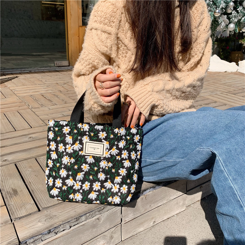 11262 INS Korean Style sweet embroidered Daisy flower handbag, snack storage, bento bag, hand-held mommy bag Item Picture