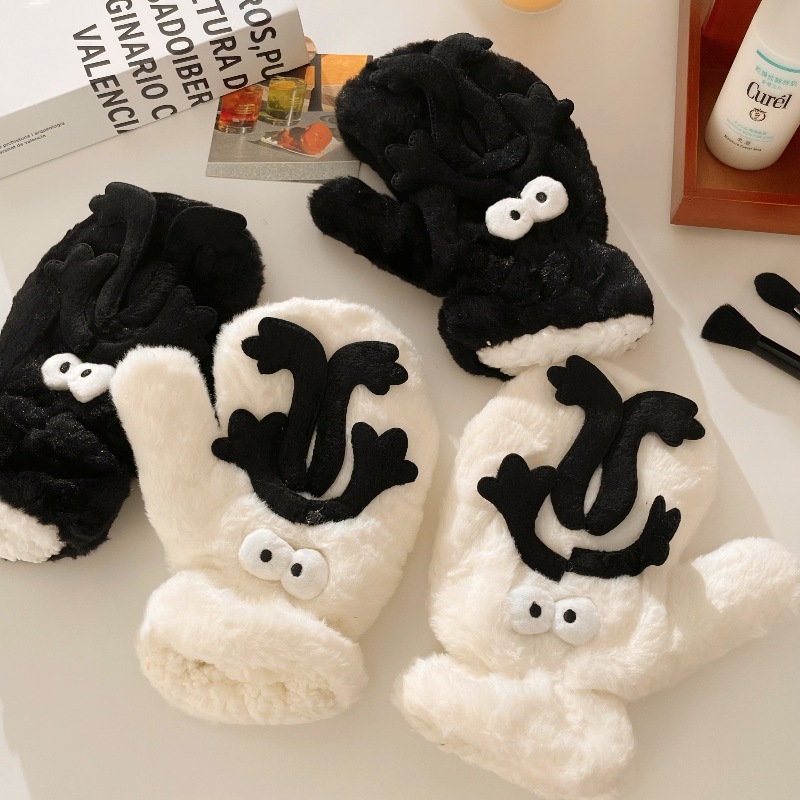 Cute and funny little coal ball plush gloves for students to keep warm during winter cycling. They are thickened with plush and hung around the neck full figure