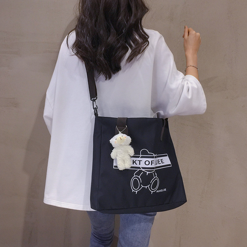 Large-capacity canvas bag for women, 2022 new trendy and versatile crossbody bag, single-shoulder commuter tote bag for college students attending classes Application Scenario
