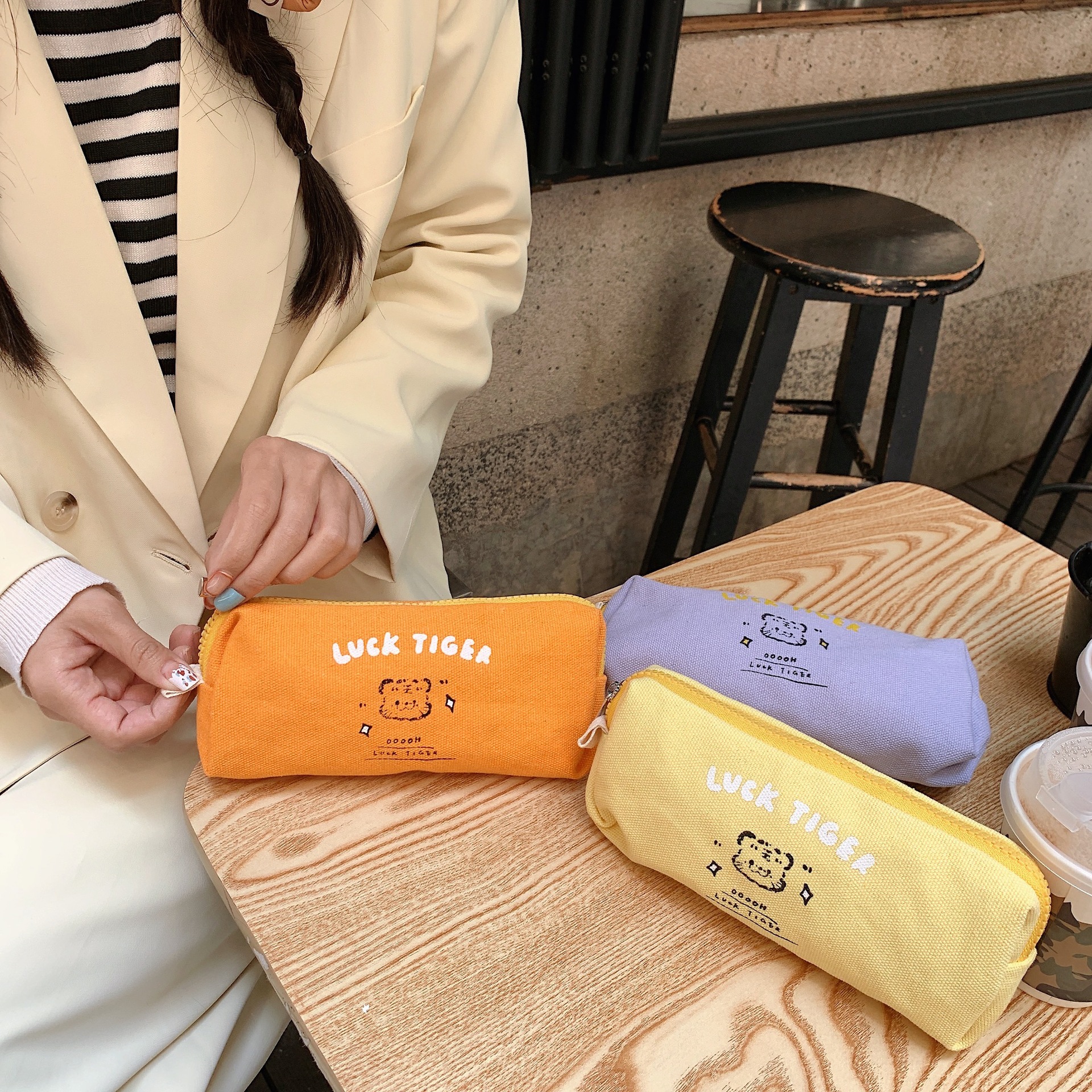 【 In Stock 】22272 Little Tiger Pen Case, ins Creative Stationery Box, Simple Storage Bag, Portable Makeup Bag Application Scenario