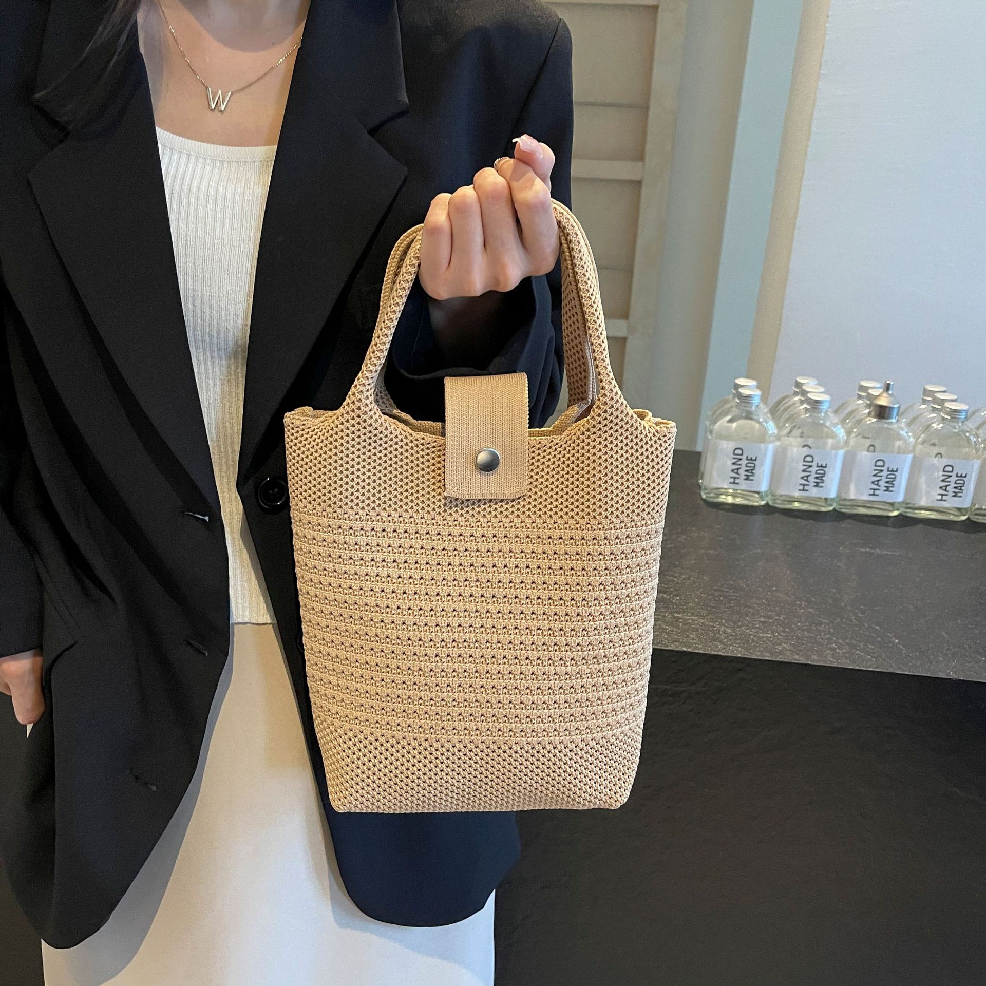 Niche and stylish handbags, women's casual bags, knitted bags, simple hollowed-out bags, high-end feel, Japanese and Korean bags, ins style Application Scenario