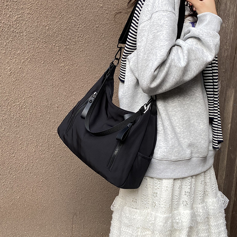 A large-capacity Oxford fabric bag from Japan and South Korea, a versatile and elegant retro crossbody bag, and a high-quality single-shoulder commuter tote bag Application Scenario