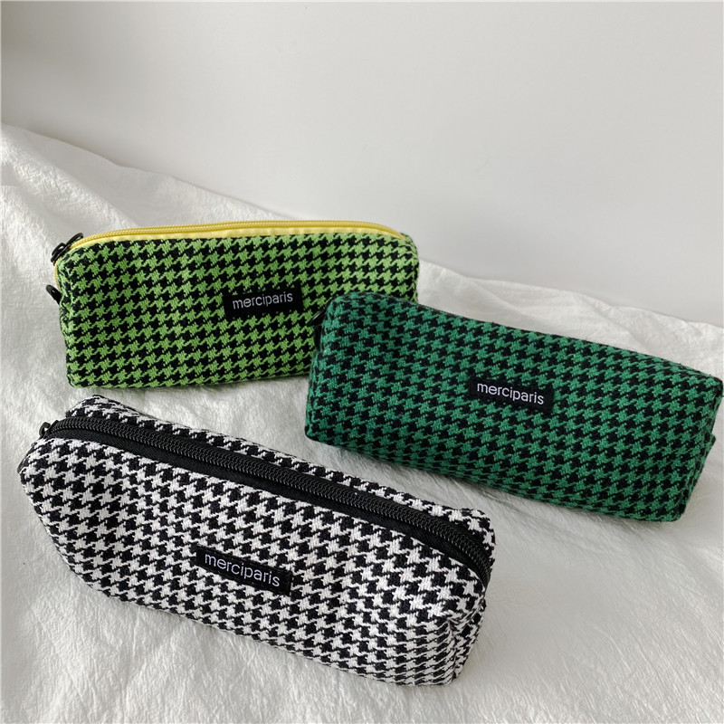 19171 Korean-style woolen checkered artistic pen case, ins Japanese-style storage and organization bag, canvas cosmetic bag, stationery bag Application Scenario