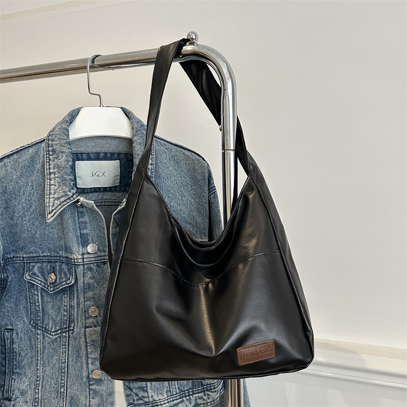 A new, stylish and versatile single-shoulder bag with a large capacity for daily use and a solid color commuting crossbody bag details Picture