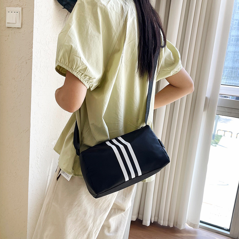 The new large-capacity women's bag, a Korean-style fashionable one-shoulder bag with a trendy Oxford fabric logo printable crossbody bag, is selling well details Picture