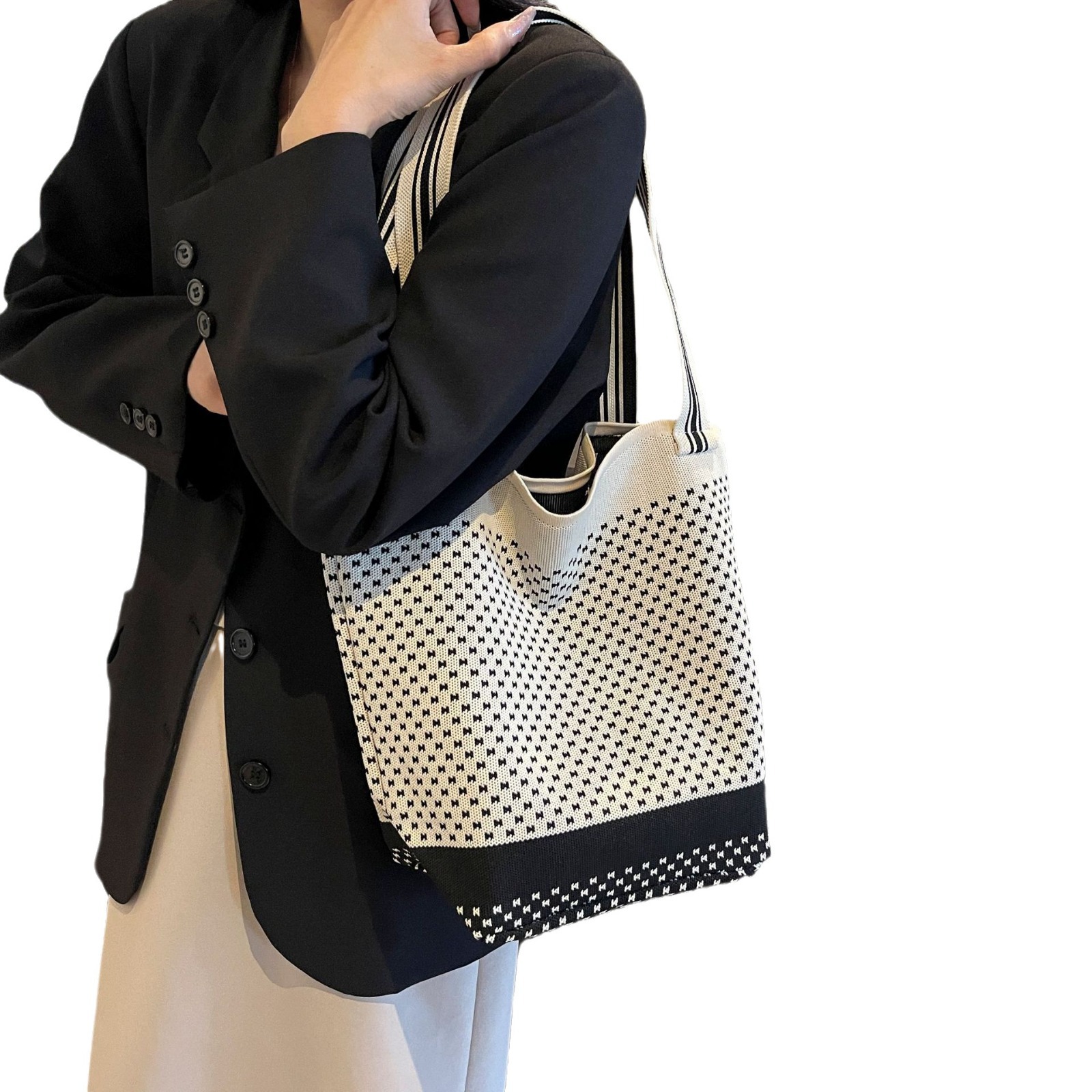 Single-shoulder bag, black and white large-capacity shopping bag, handbag, single-shoulder striped fashionable and versatile knitted color-blocking tote bag Item Picture