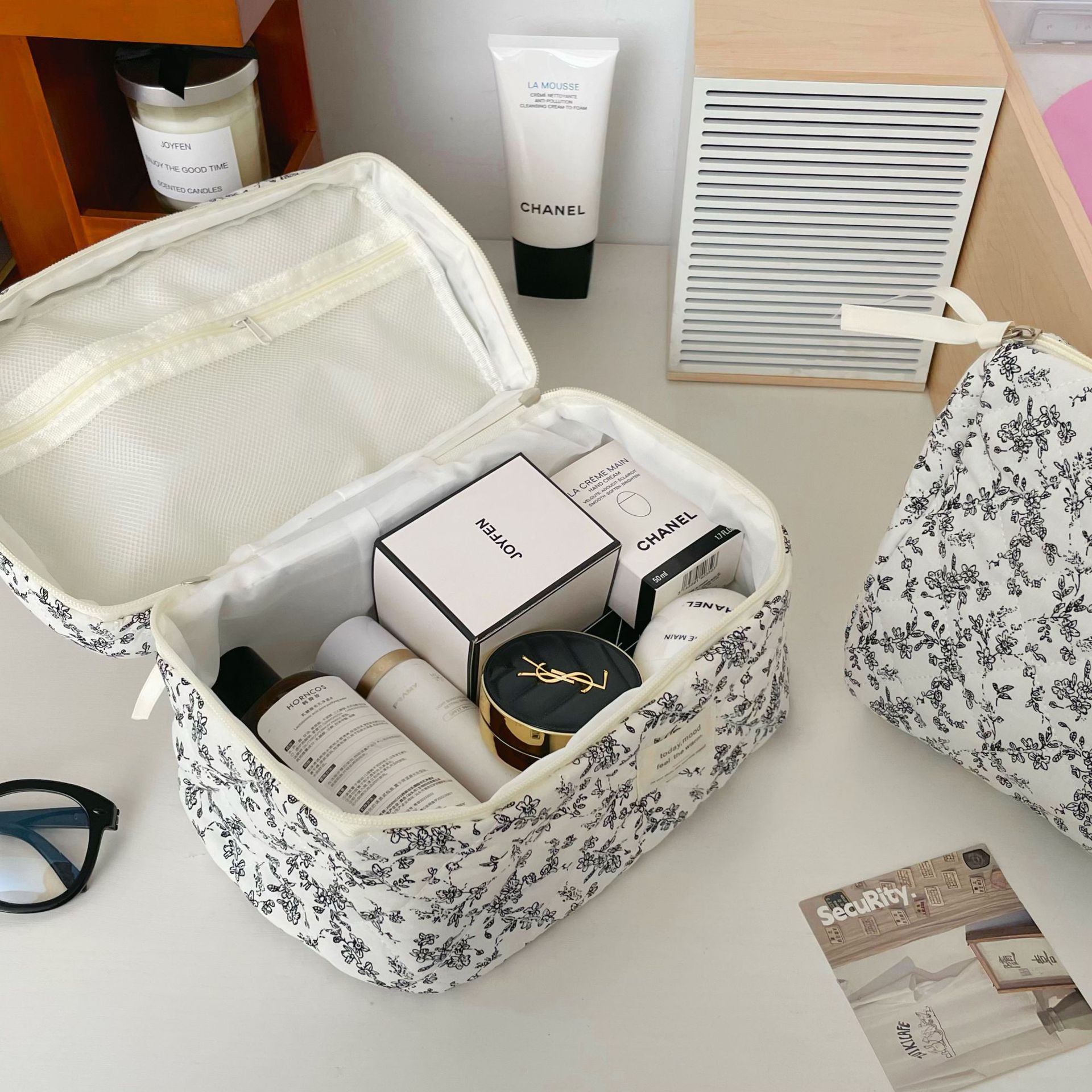 Cross-border French black and white floral makeup bag, women's portable travel large-capacity toiletry bag, cosmetics storage bag Specification drawing