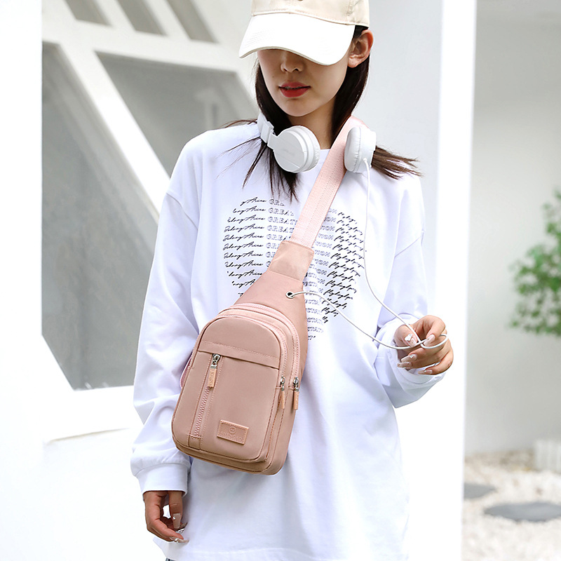 Cross-border simple travel fashion chest bag for women, Oxford fabric waterproof travel crossbody bag, lightweight and large-capacity chest bag Application Scenario