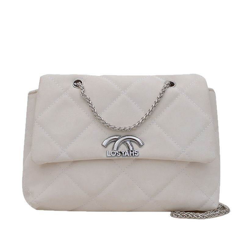 This year, a trendy and fashionable diamond-shaped bag for women is in vogue. It is a versatile underarm single-shoulder bag and a small square crossbody bag Item Picture