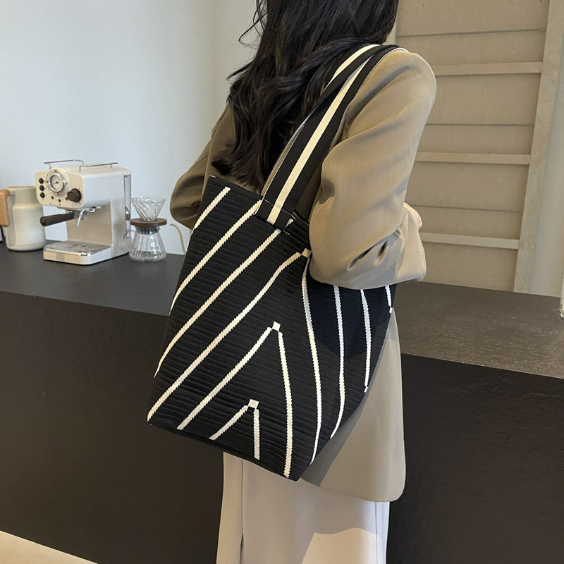 Women's niche design wavy knitted single-shoulder bag, large-capacity bag for shopping on the street, commuter bucket bag details Picture