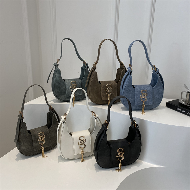 Large-capacity retro style crescent moon bag, new autumn and winter fashion fringed single-shoulder bag, light luxury and versatile underarm bag wholesale full figure