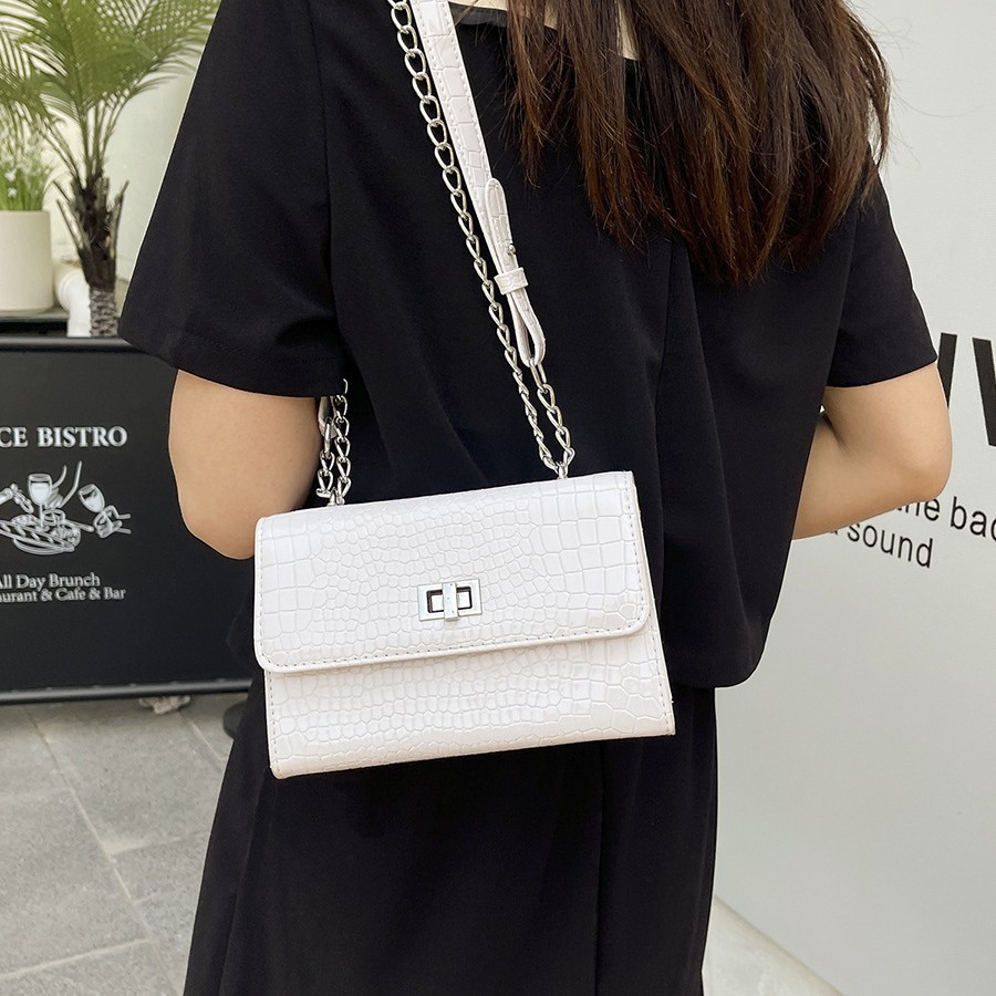 The new summer style bag for 2025 is a trendy horizontal Japanese and Korean chain small square bag. It's a versatile and popular crossbody bag Specification drawing