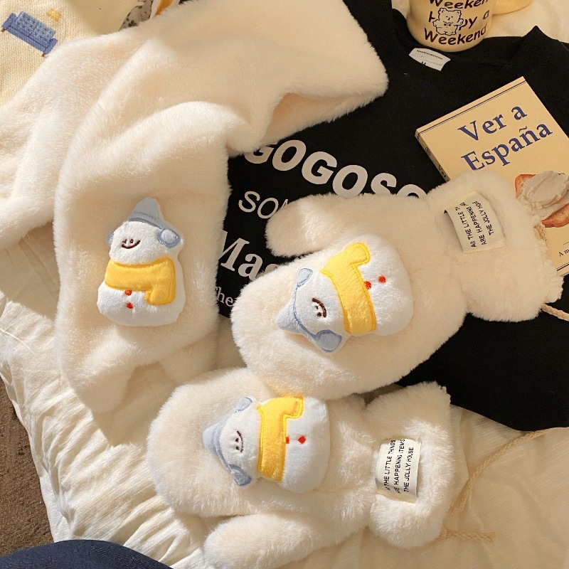 2024 New cartoon Snowman plush scarf with added fleece and thickening, a warm cycling scarf for students, windproof and cold-proof neck Application Scenario