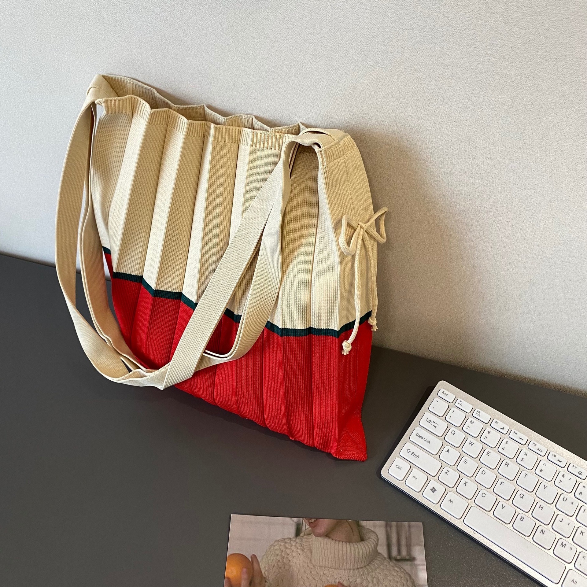 Korean-style pleated color-blocked single-shoulder bag, large-capacity tote bag for travel, color-blocked knitted drawstring bag, versatile and fashionable Application Scenario