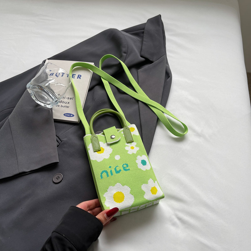 The Korean-style fortune handbag is a fashionable and simple knitted single-shoulder crossbody phone bag for portable storage when going out Application Scenario