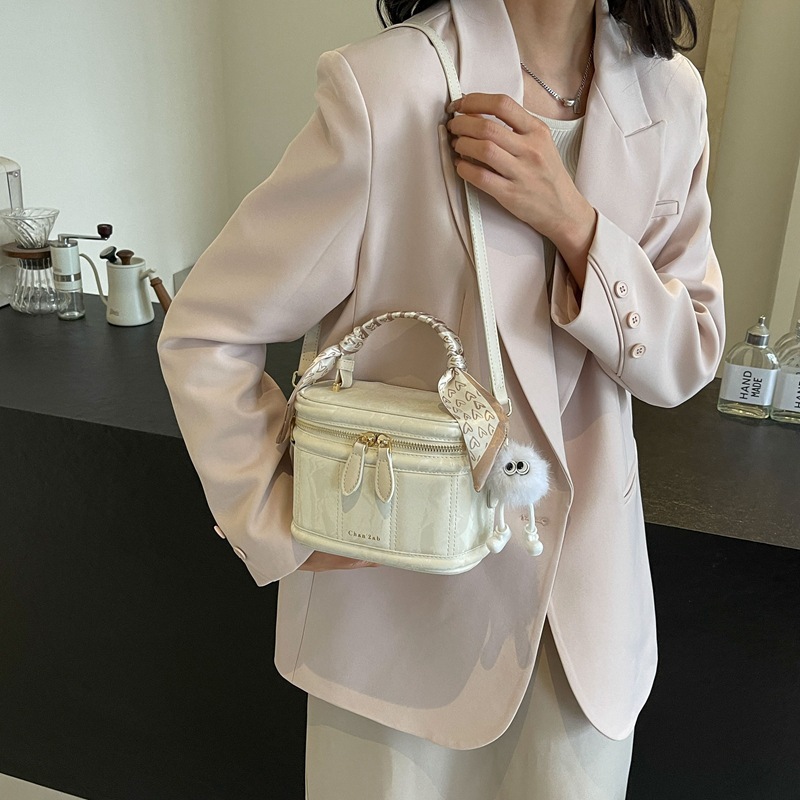 New small bag for women 2024, fashionable and stylish hand-held silk scarf box bag, retro texture, versatile commuting crossbody bag details Picture