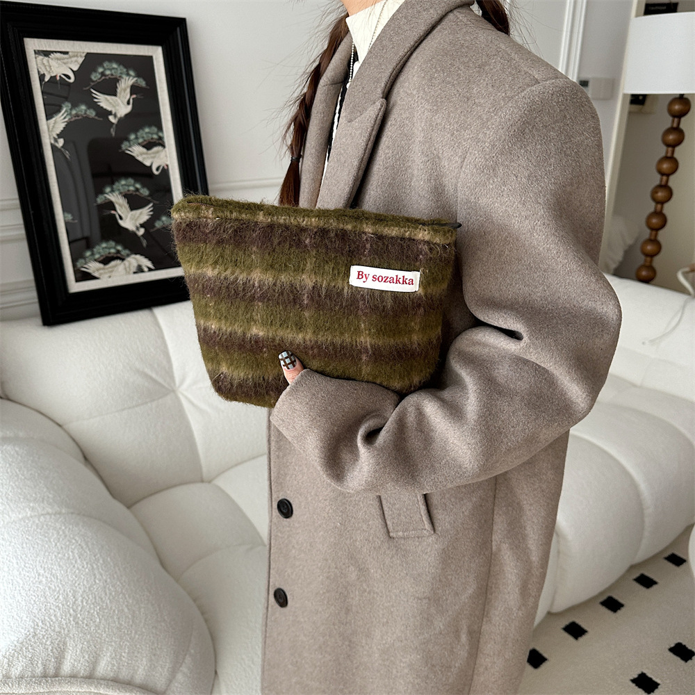 The 311023 ins Korean style checkered retro simple large-capacity woolen makeup bag is paired with a pocket purse Application Scenario