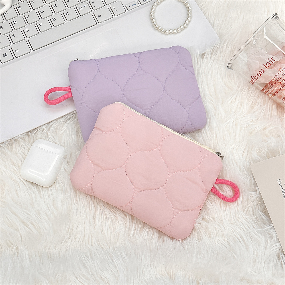 410122 quilted sanitary kit, cream-colored menstrual sanitary napkin, coin purse, lipstick, cosmetics, portable details Picture