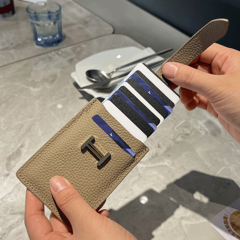 The popular togo card case for women features a new, niche, ins pull-out, light luxury leather card case and a lightweight card holder for ID cards details Picture