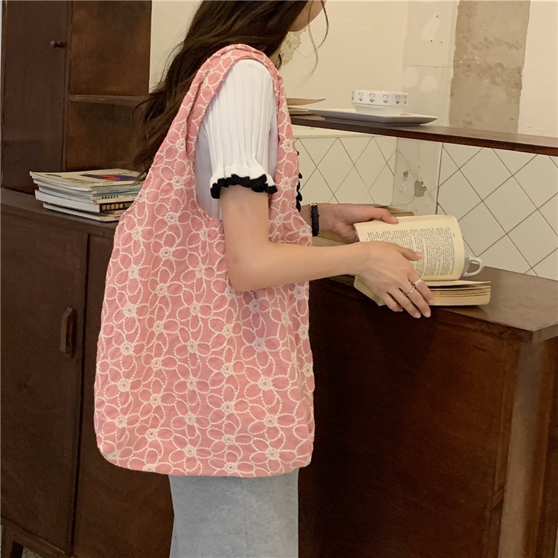 15241 Japanese and Korean ins three-dimensional embroidered flower canvas bag, trendy single-shoulder underarm bag, college student shopping cloth bag Application Scenario