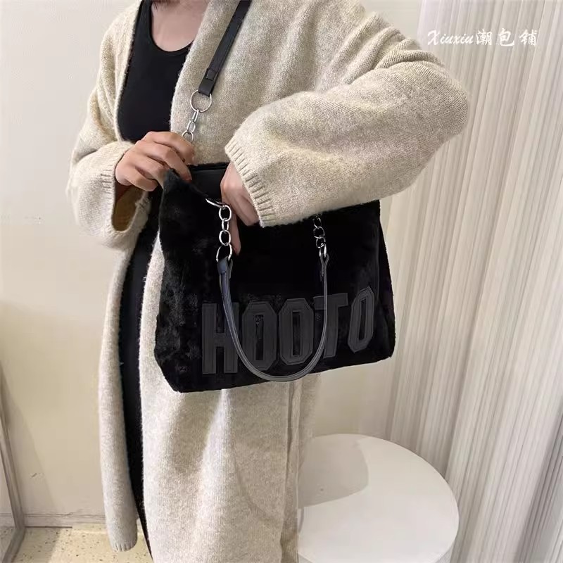 This 2023 new autumn and winter commuter bag with a large capacity of wool and fleece for women is fashionable and versatile. It is a single-shoulder tote bag with letters Application Scenario