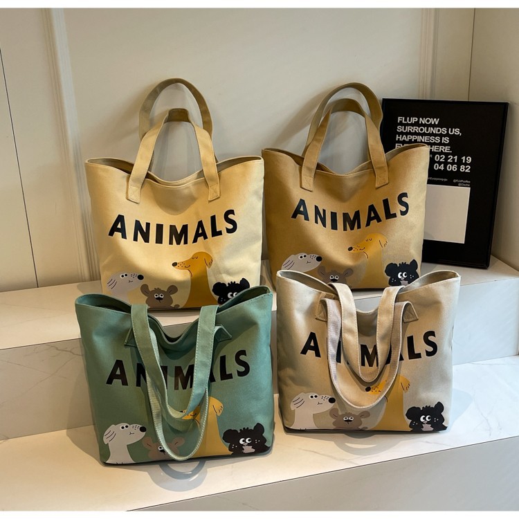 This is a large-capacity 2024 new canvas single-shoulder student commuting and class tote bag with a laid-back style and a high level of appearance full figure