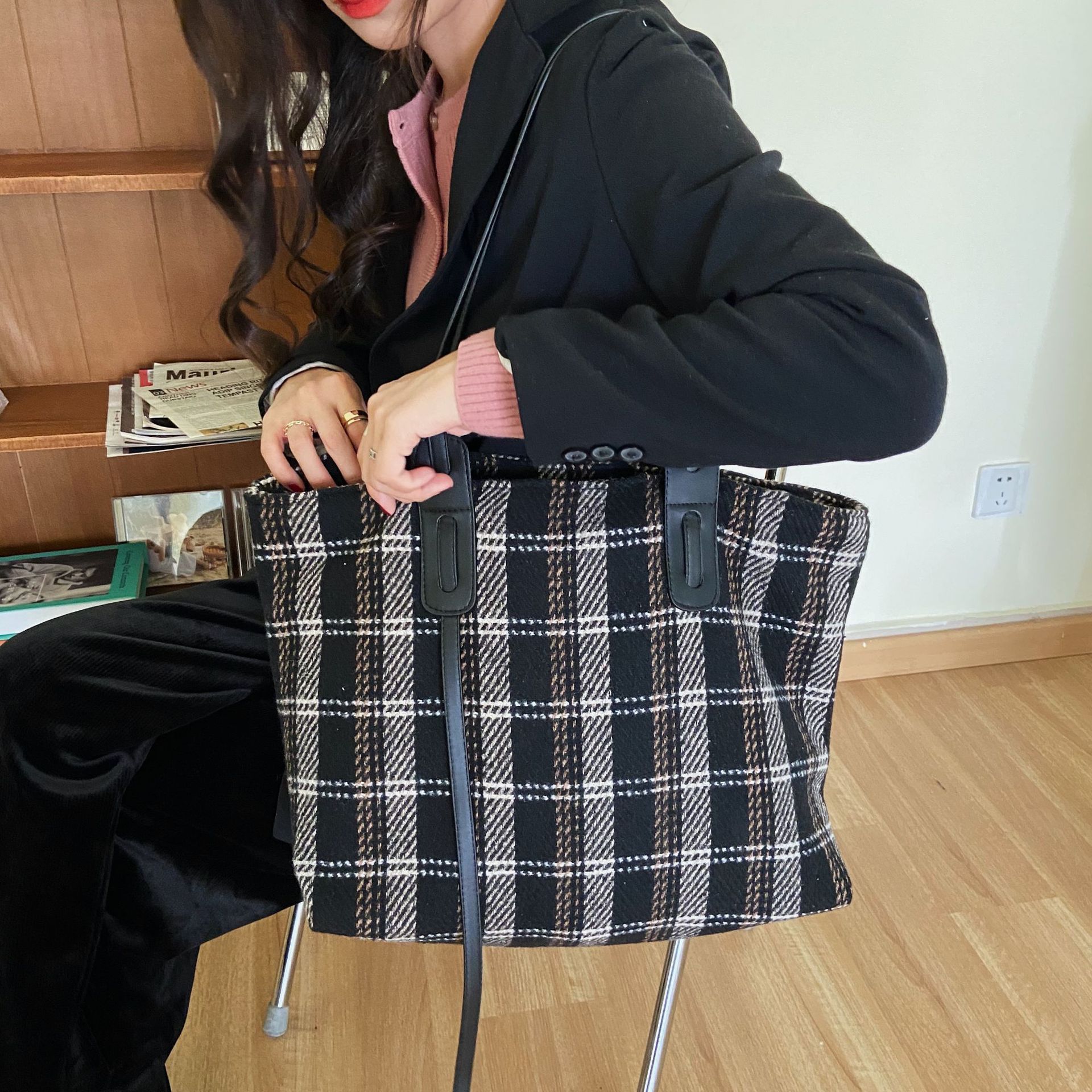 01111 Large-capacity women's single-shoulder commuter Tote bag, personalized large bag, urban simple and retro women's bag Application Scenario
