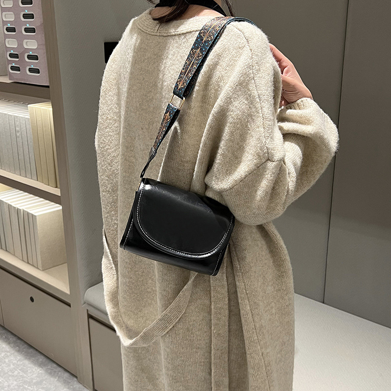 A new minimalist and versatile women's bag, a retro Japanese and Korean underarm small bag, a fashionable and versatile crossbody bag for women Specification drawing