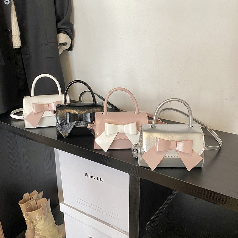 Unique and niche design single-shoulder crossbody bag 2025 Korean-style stylish and cute single-shoulder bag with bow hand-held small square bag full figure