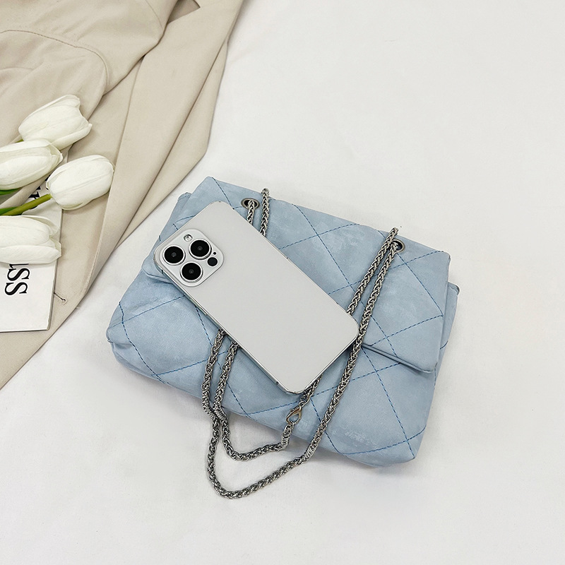 This year, a trendy and fashionable diamond-shaped bag for women is in vogue. It is a versatile underarm single-shoulder bag and a small square crossbody bag Application Scenario